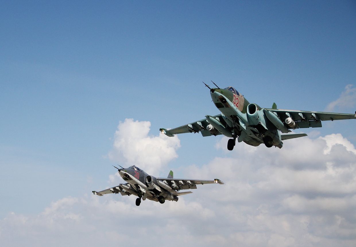 Российские штурмовики Су-25 взлетают с авиабазы Хмеймим в Сирии