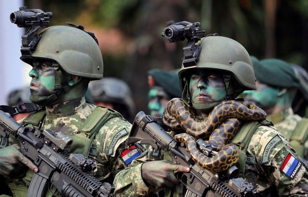 Участники военного парада в Асунсьоне, Парагвай