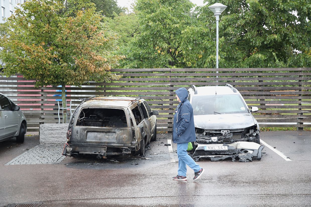 Сожженные автомобили на площади Фролунда в Гетеборге, Швеция
