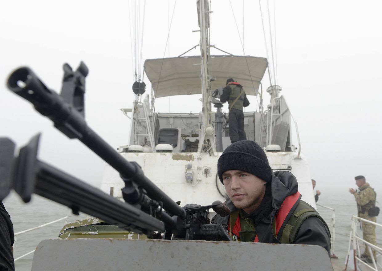 Сотрудники береговой охраны Украины патрулируют Азовское море в районе Мариуполя