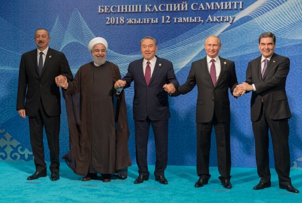 России Владимир Путин на церемонии совместного фотографирования глав государств-участников V Каспийского саммита в Актау. 12 августа 2018