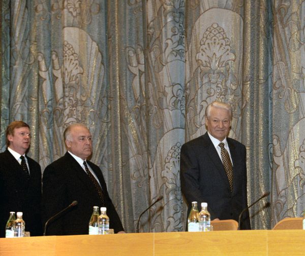 Президент РФ Борис Николаевич Ельцин, Председатель Правительства РФ Виктор Степанович Черномырдин и первый вице-премьер Правительства РФ Анатолий Борисович Чубайс
