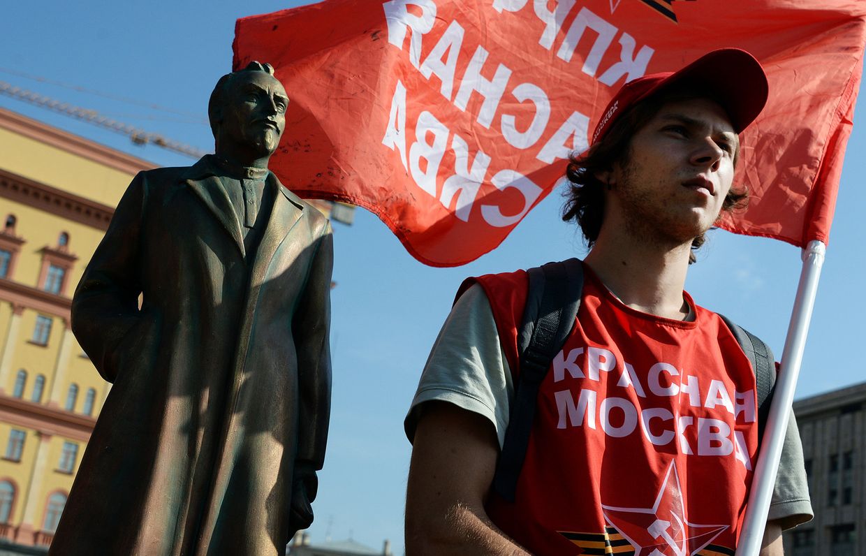 Акция коммунистов у копии памятника Феликсу Дзержинскому в Москве