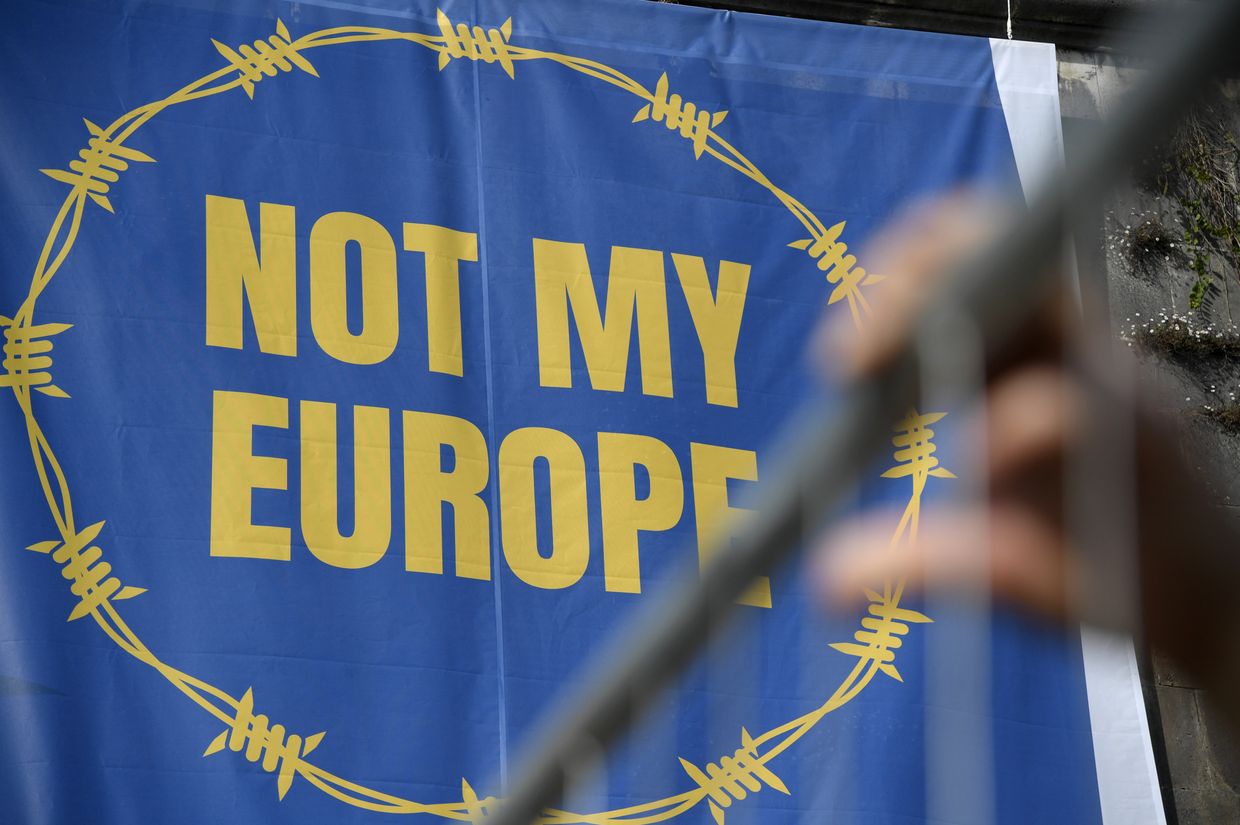 Баннер с надписью Не моя Европа во время акции протеста против миграционной политики ЕС в Риме, Италия Баннер с надписью Не моя Европа во время акции протеста против миграционной политики ЕС в Риме, Италия