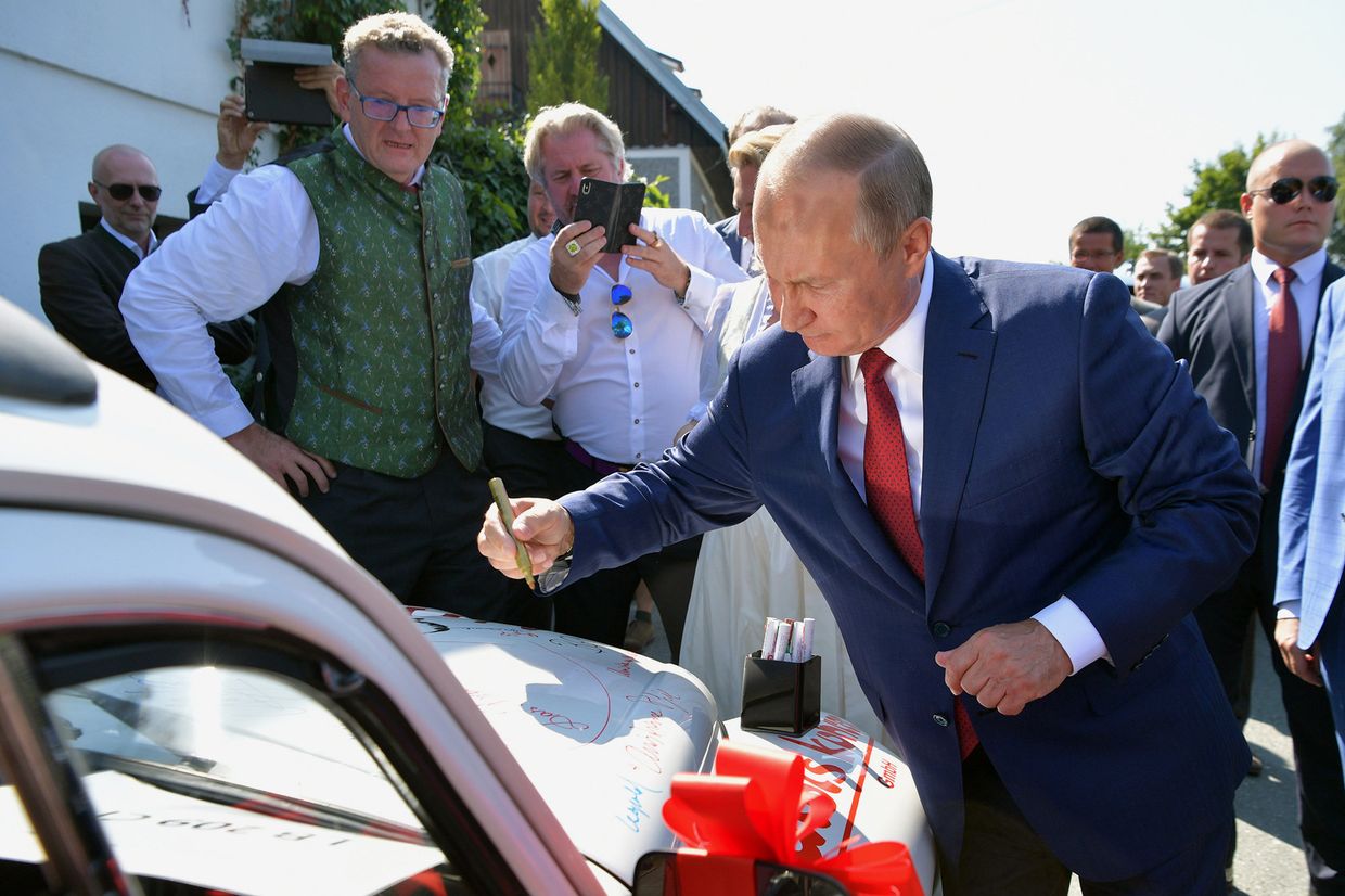 Президент РФ Владимир Путин на свадьбе министра иностранных дел Австрии Карин Кнайсль Президент РФ Владимир Путин на свадьбе министра иностранных дел Австрии Карин Кнайсль