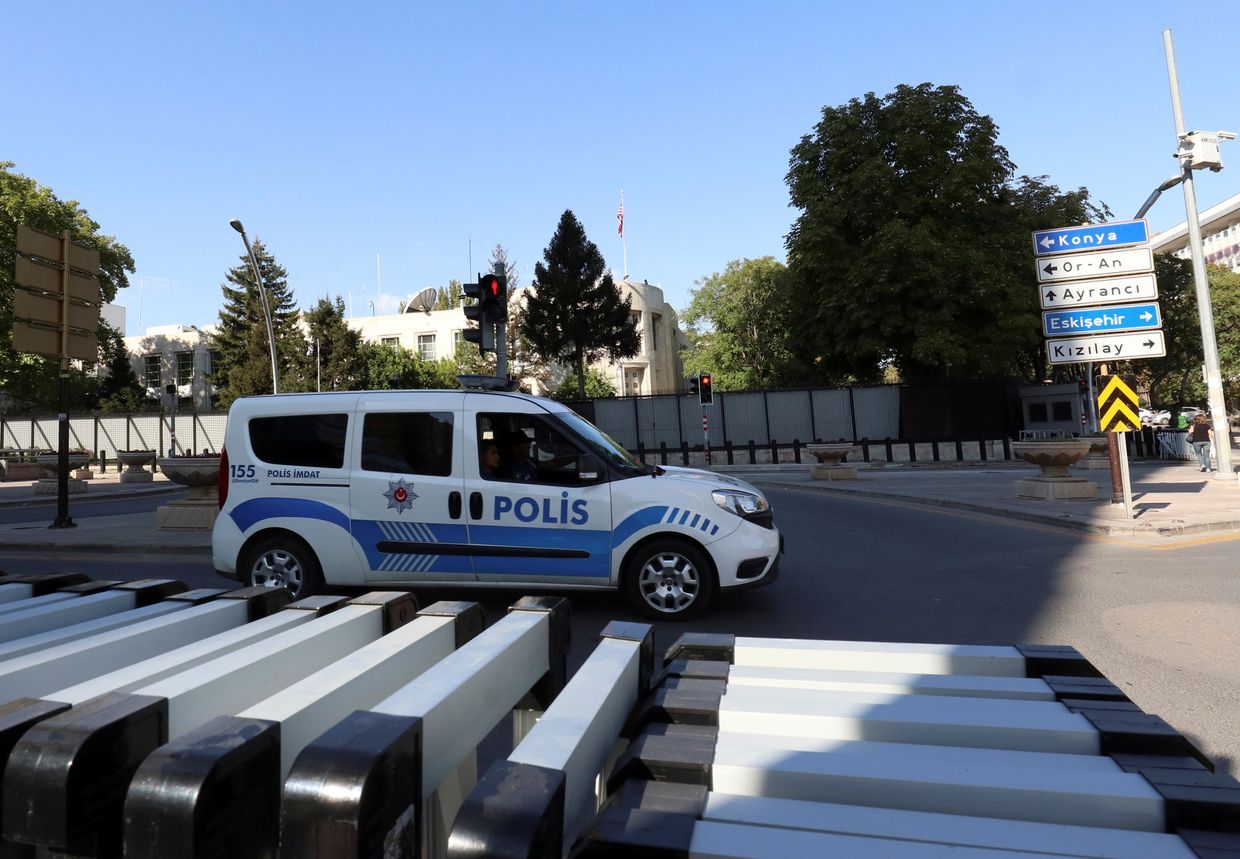 Полицейская машина перед посольством США в Анкаре