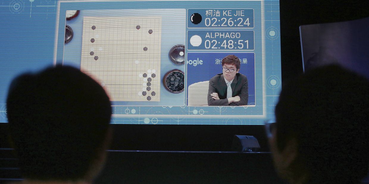 Зрители наблюдают за игрой Ke Jie против программы искусственного интеллекта AlphaGo во время саммита в Китае. 23 мая 2017 Зрители наблюдают за игрой Ke Jie против программы искусственного интеллекта AlphaGo во время саммита в Китае. 23 мая 2017