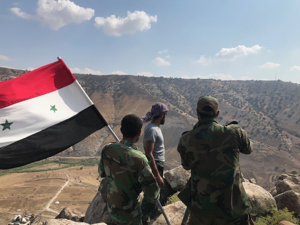 Сирийские военные в деревне Эль-Кувейа на границе с Иорданией и Израилем на юго-западе провинции Дераа