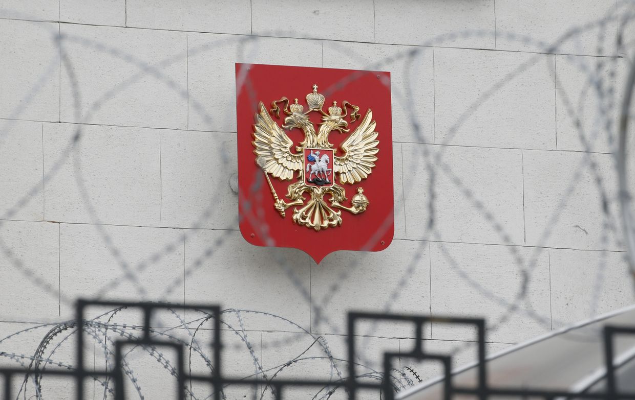 Герб РФ на здании посольства России в Киеве Герб РФ на здании посольства России в Киеве