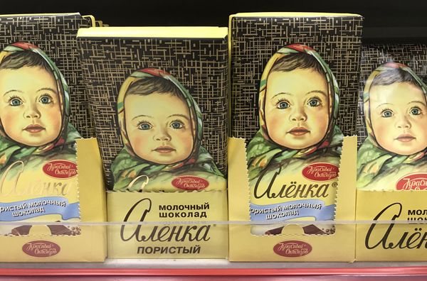Шоколад «Аленка» на прилавке магазина