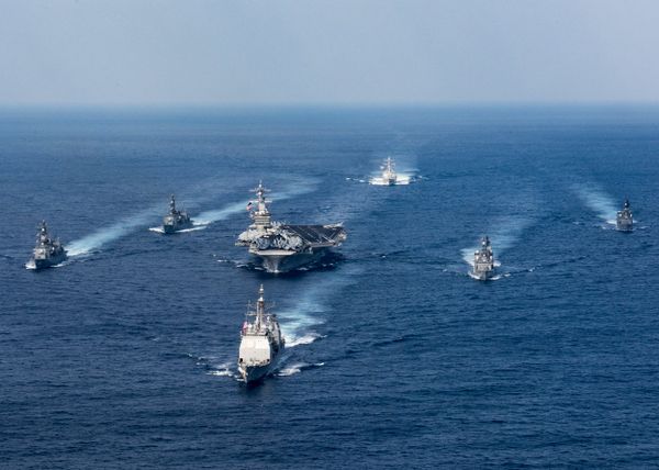 Ударная авианосная группировка ВМС США во главе с авианосцем Карл Винсон. 31 марта 2017