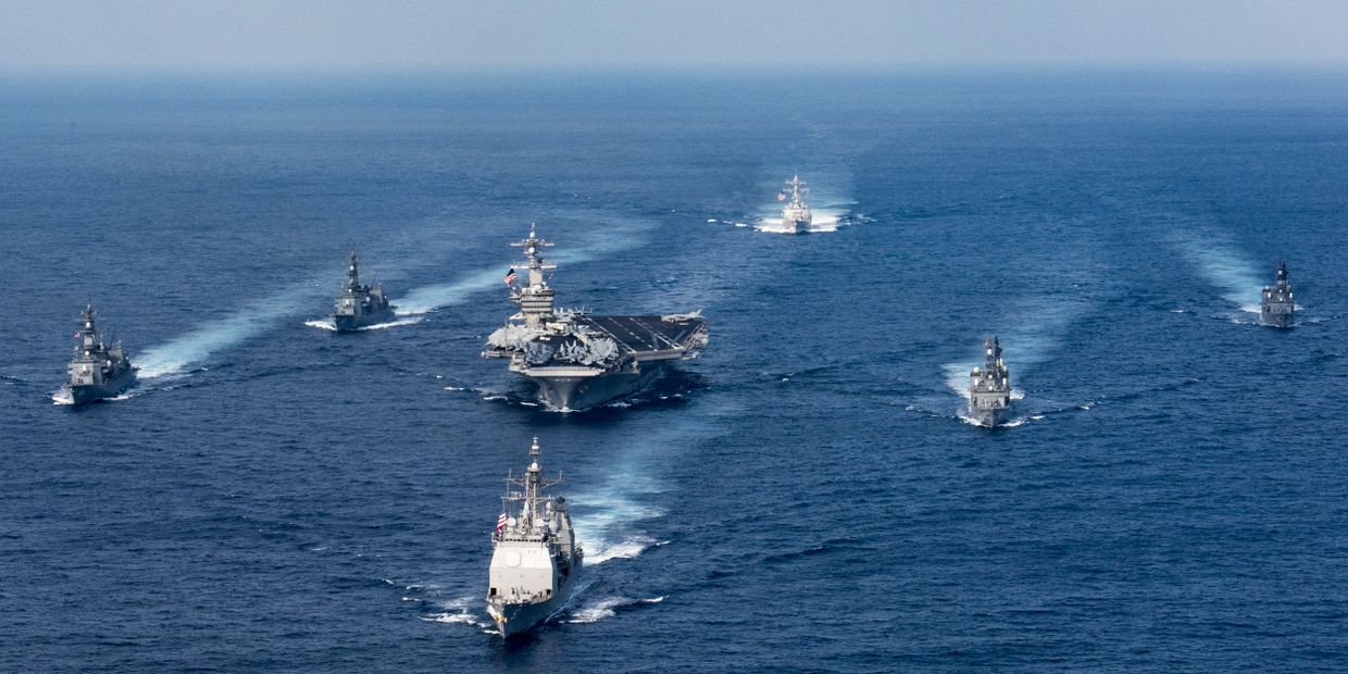 Ударная авианосная группировка ВМС США во главе с авианосцем Карл Винсон. 31 марта 2017
