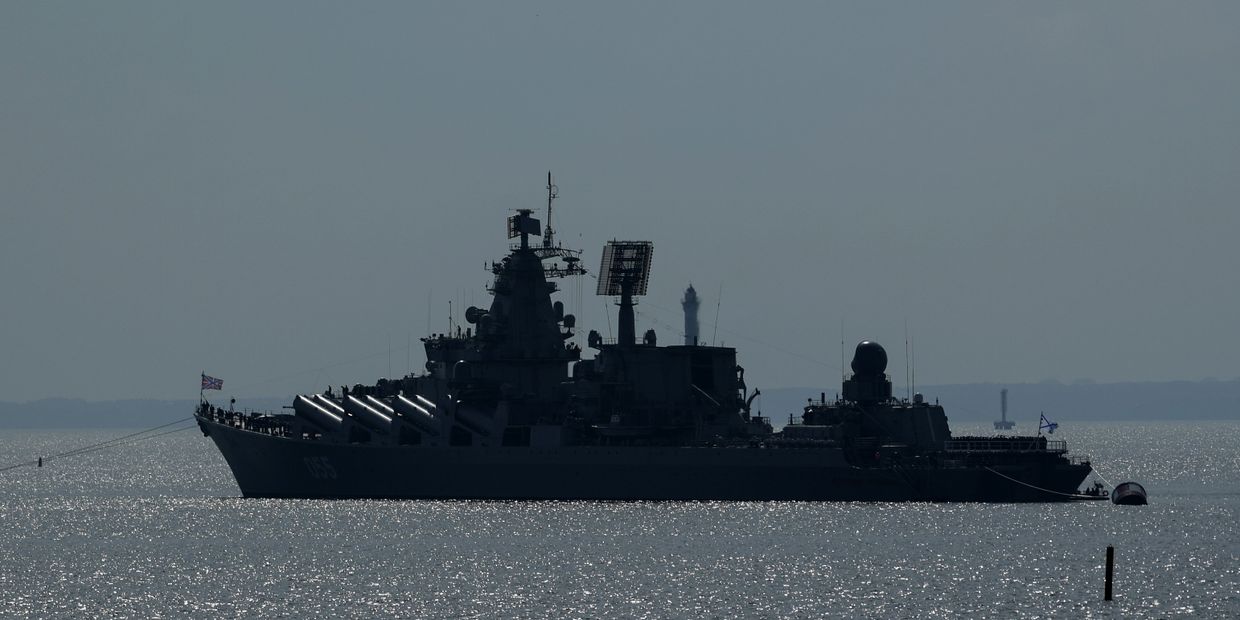 Ракетный крейсер Маршал Устинов на репетиции парада в честь Дня Военно-морского флота в Кронштадте. 20 июля 2018