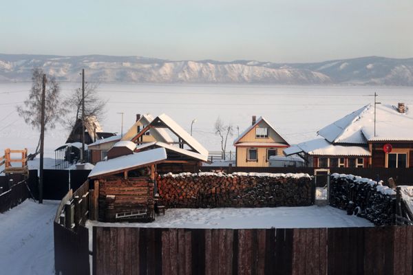 Поселок на берегу Байкала у Кругобайкальской железной дороги Поселок на берегу Байкала у Кругобайкальской железной дороги