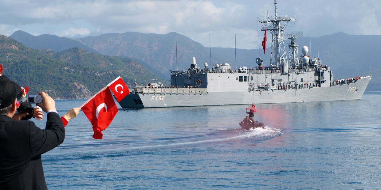 Турецкий фрегат TCG Gemlik у военно-морской базы Аксаза в средиземном море