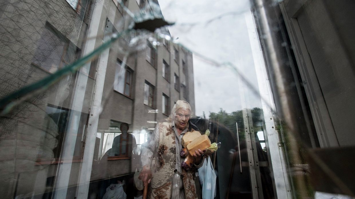 Пожилая женщина с продуктами. Украина. Архивное фото Пожилая женщина с продуктами. Украина. Архивное фото