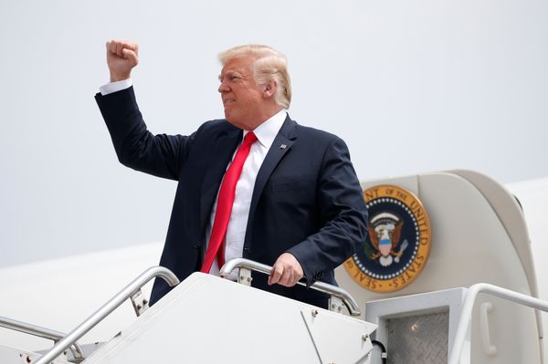 Президент США Дональд Трамп на трапе борта номер один. 17 августа 2018 