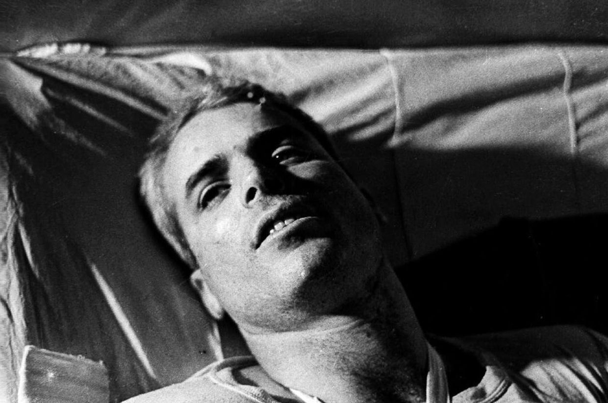 Майор ВВС США Джон Маккейн в госпитале Ханоя, Вьетнам. 1967 год