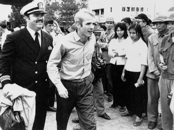 Майор ВВС США Джон Маккейн в аэропорту Ханоя после освобождения. 14 марта 1973