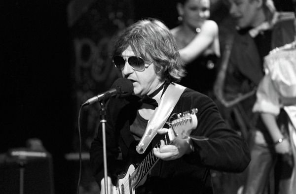 Майк Науменко - основатель и лидер группы Зоопарк. Образована в 1980 в Ленинграде. Майк Науменко - основатель и лидер группы Зоопарк. Образована в 1980 в Ленинграде.