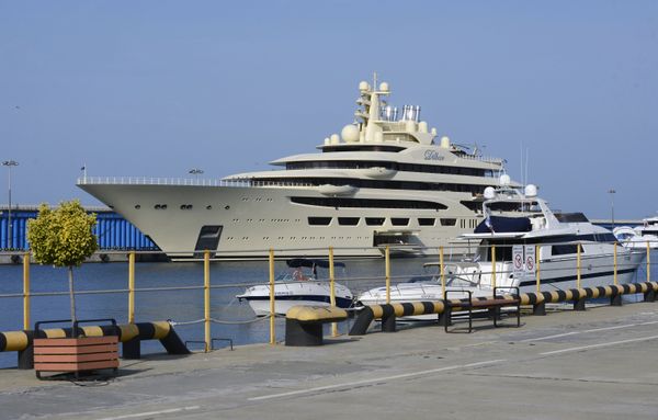 Яхта Dilbar пришвартовалась в Сочи