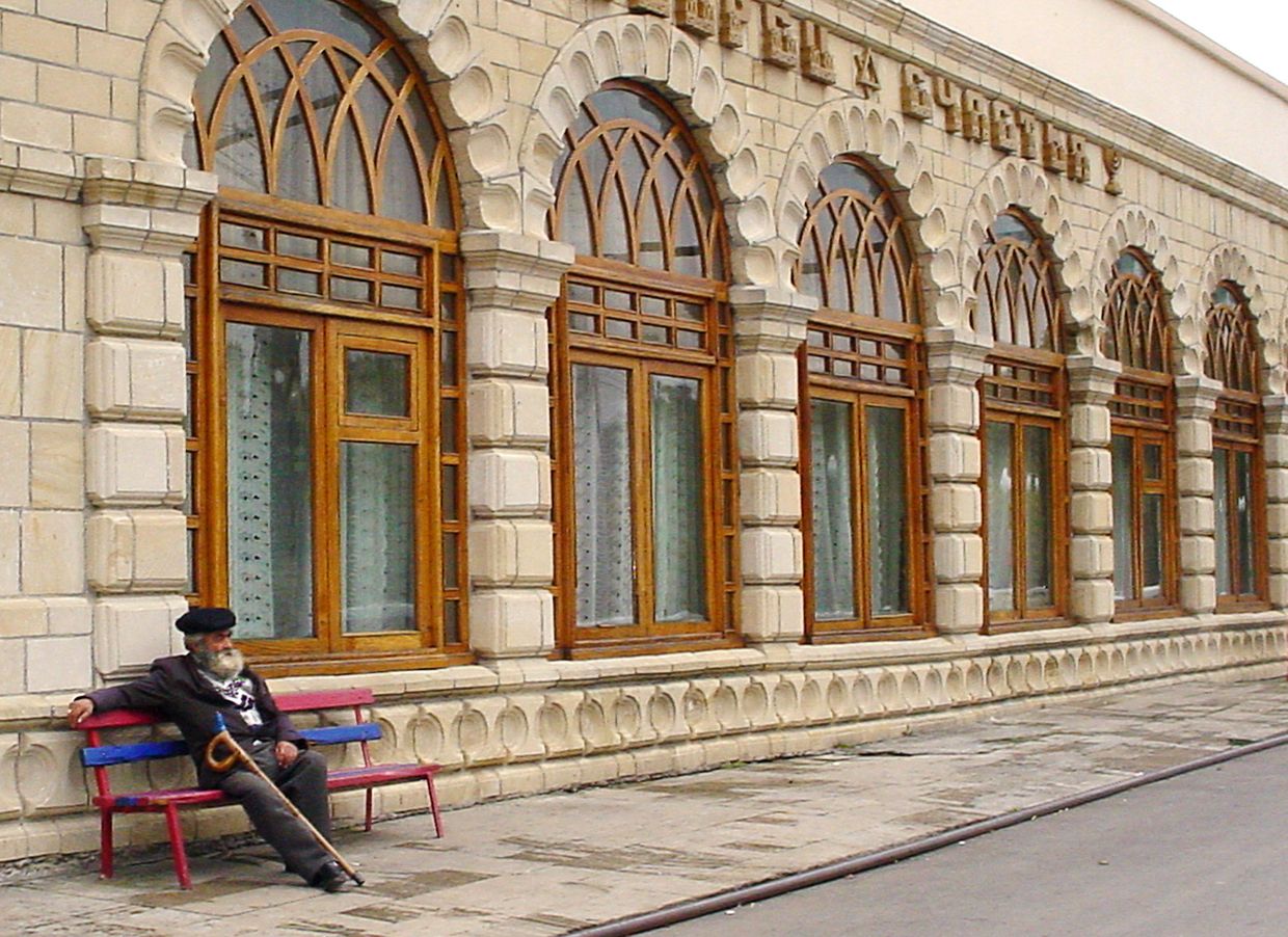 Местный житель в горной деревне Красная Слобода, столице кавказских горских евреев в Азербайджане Местный житель в горной деревне Красная Слобода, столице кавказских горских евреев в Азербайджане