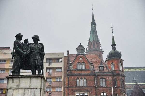 Памятник советско-польскому братству по оружию в центре города Легница