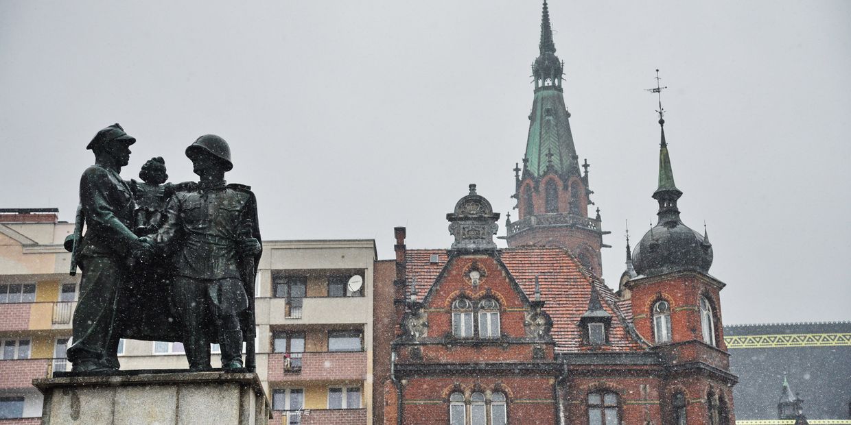Памятник советско-польскому братству по оружию в центре города Легница Памятник советско-польскому братству по оружию в центре города Легница