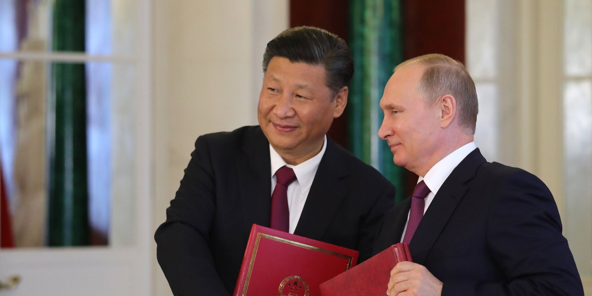 Владимир Путин и председатель Китайской Народной Республики Си Цзиньпин во время церемонии подписания документов по итогам встречи. 4 июля 2017 Владимир Путин и председатель Китайской Народной Республики Си Цзиньпин во время церемонии подписания документов по итогам встречи. 4 июля 2017 - ИноСМИ, 1920, 18.06.2021