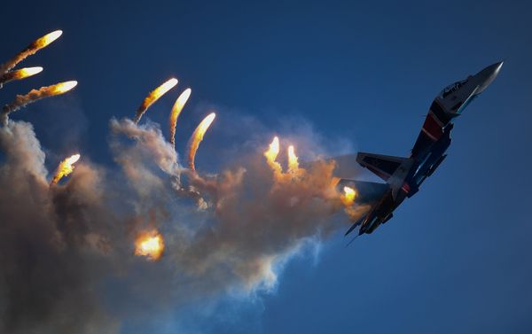 Многоцелевой истребитель Су-30СМ пилотажной группы Русские витязи на закрытии IV Международного военно-технического форума Армия-2018