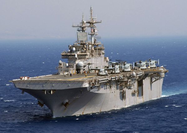 Американский десантный штурмовой корабль USS Wasp