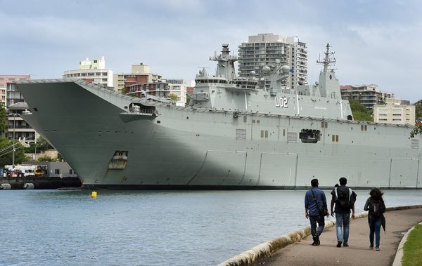 Вертолетоносец ВМФ Австралии HMAS Canberra