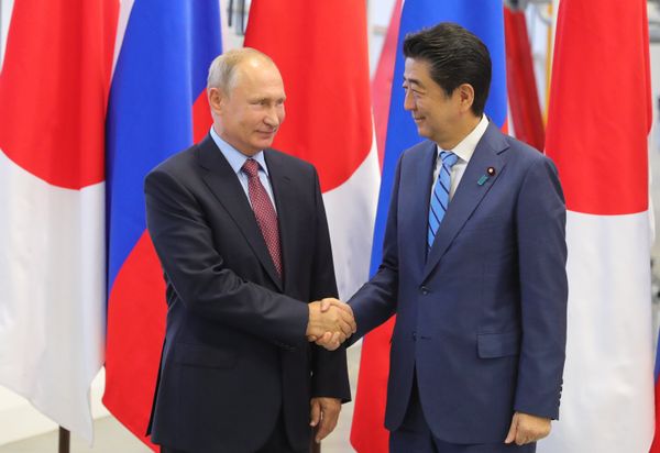 Владимир Путин и премьер-министр Японии Синдзо Абэ во время посещения двигателестроительного завода MAZDA SOLLERS Manufacturing Rus в пригороде Владивостока. 10 сентября 2018 Владимир Путин и премьер-министр Японии Синдзо Абэ во время посещения двигателестроительного завода MAZDA SOLLERS Manufacturing Rus в пригороде Владивостока. 10 сентября 2018