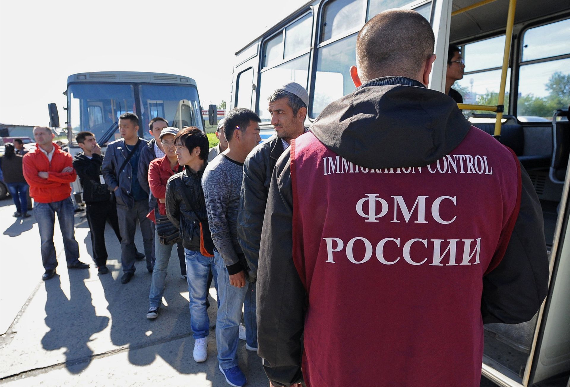 Сотрудник ФМС России с задержанными во время рейда на одном из рынков Челябинска - ИноСМИ, 1920, 28.12.2020