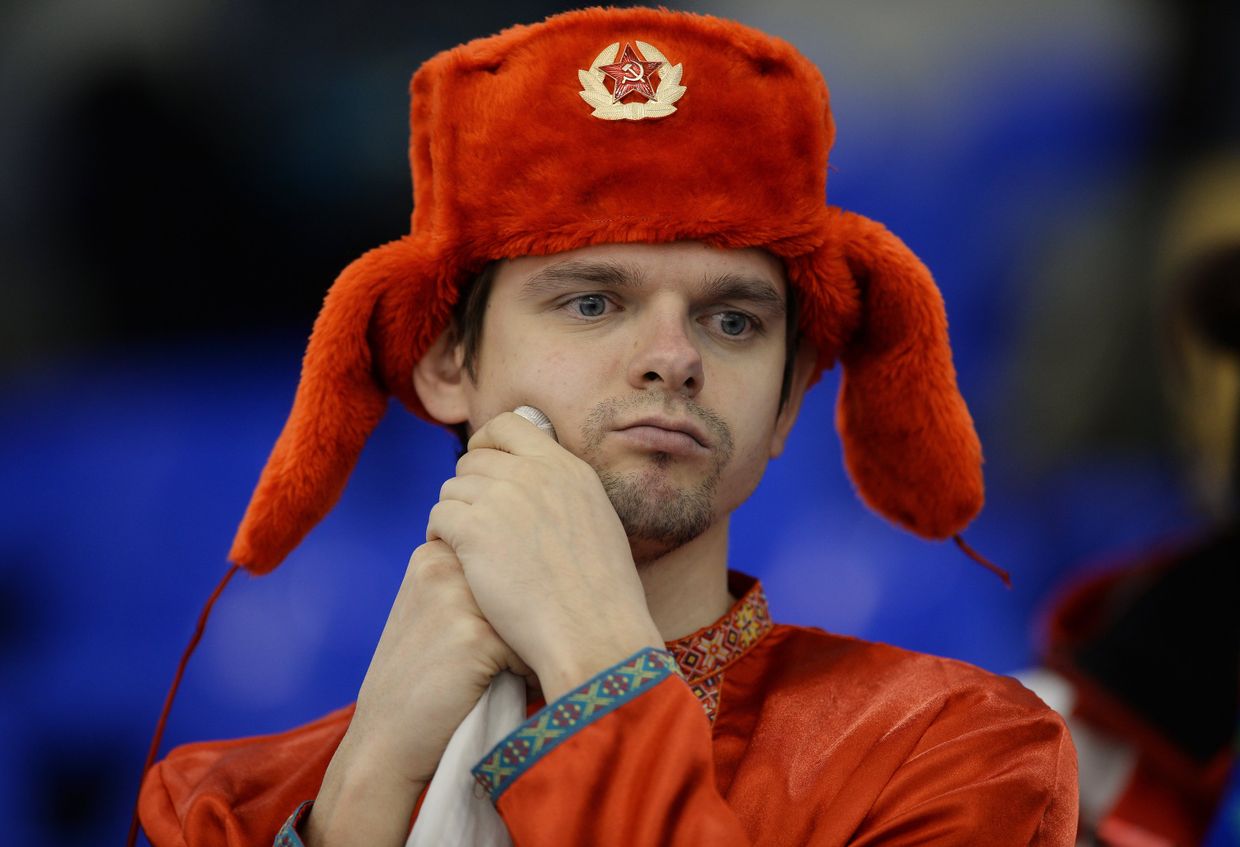 Болельщик сборной России в матче между сборными командами Китая и России в соревнованиях по керлингу среди мужчин на XVIII Сурдлимпийских зимних играх в Ханты-Мансийске