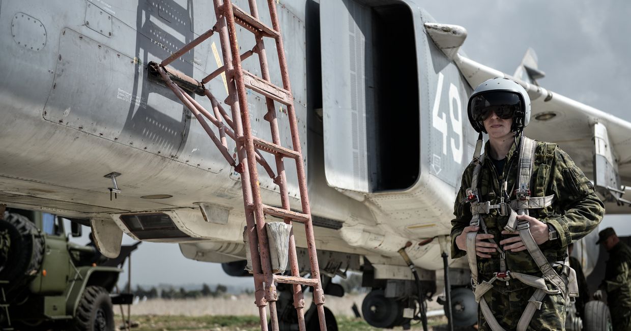 Пилот ВКС России садится во фронтовой бомбардировщик Су-24 на авиабазе Хмеймим в Сирии