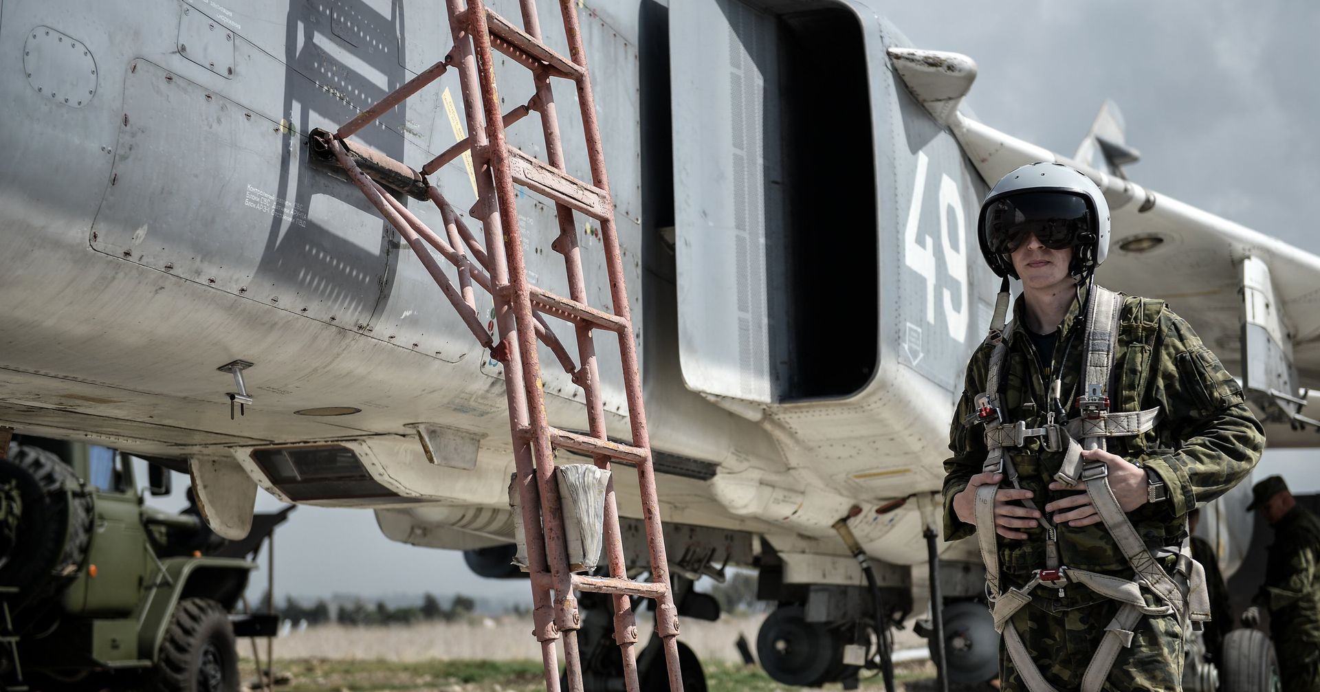 Пилот ВКС России садится во фронтовой бомбардировщик Су-24 на авиабазе Хмеймим в Сирии Пилот ВКС России садится во фронтовой бомбардировщик Су-24 на авиабазе Хмеймим в Сирии - ИноСМИ, 1920, 30.09.2020