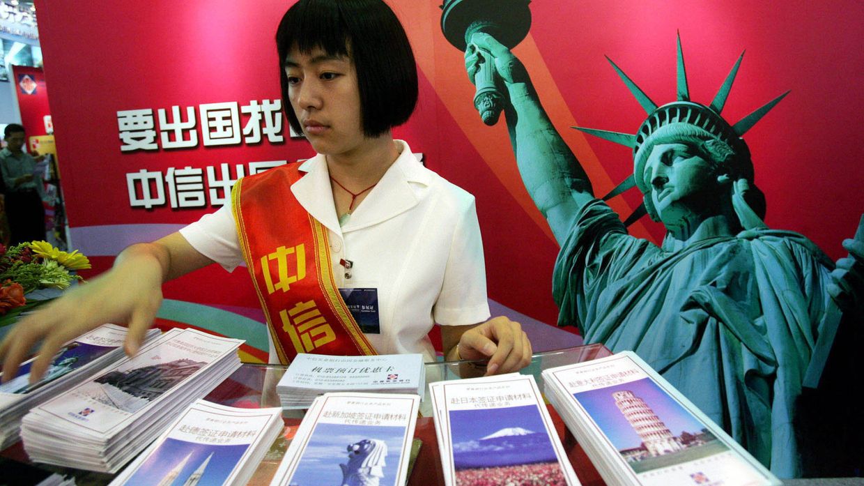 Девушка у стенда китайской компании CITIC на Международной выставке финансовой культуры в Пекине, КНР Девушка у стенда китайской компании CITIC на Международной выставке финансовой культуры в Пекине, КНР
