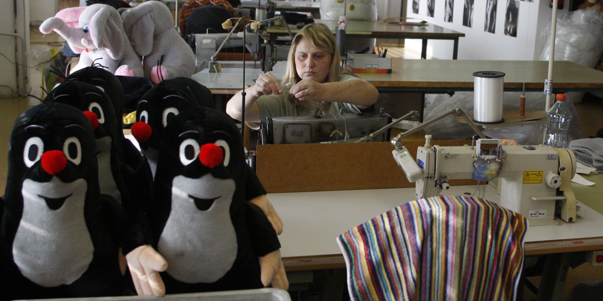 Работники фибрики игрушек в Брно, Чешская Республика Работники фибрики игрушек в Брно, Чешская Республика