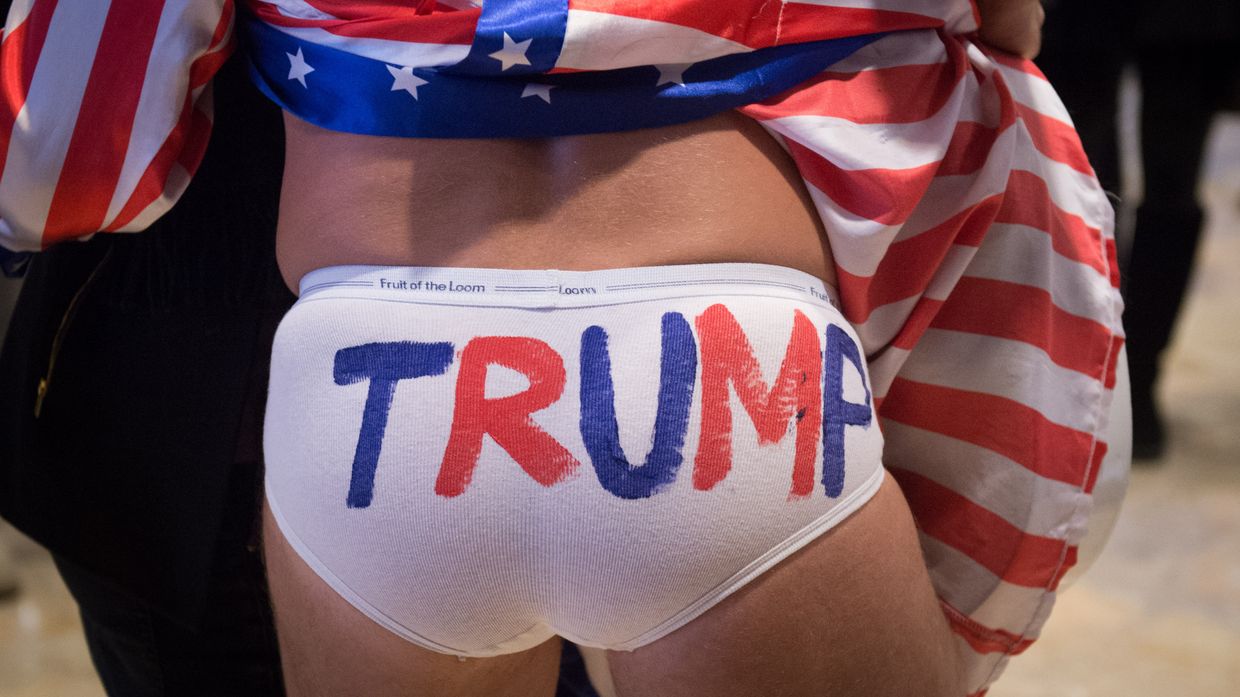 «Голый Ковбой» в вестибюле Trump Tower в Нью-Йорке