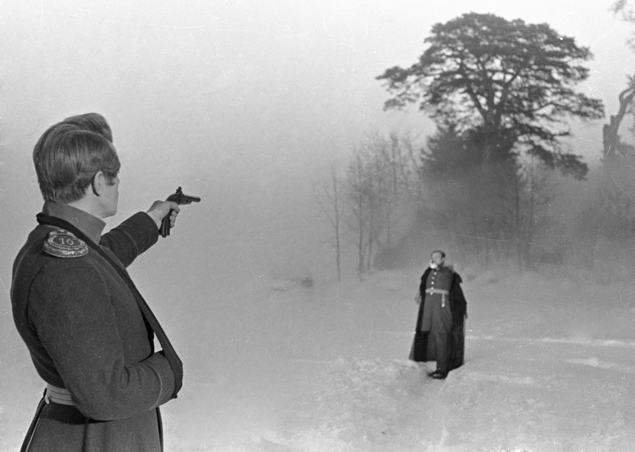 Актер Олег Стриженов (слева) в роли Бестужева в кинофильме Северная повесть (режиссер Евгений Андриканис)