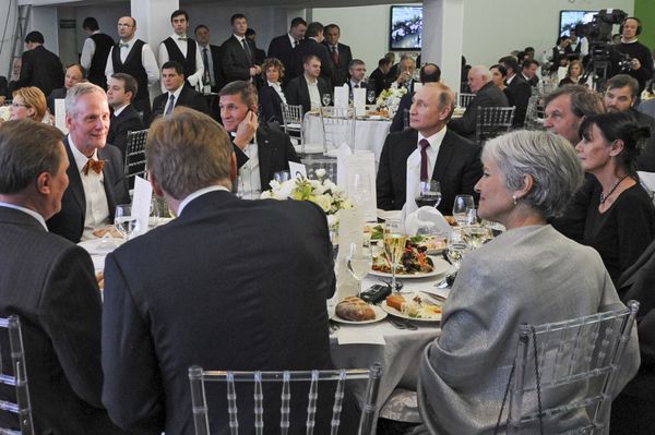 Президент России Владимир Путин, Майкл Флинн (слева) на выставке, посвящённой 10-летию вещания Russia Today