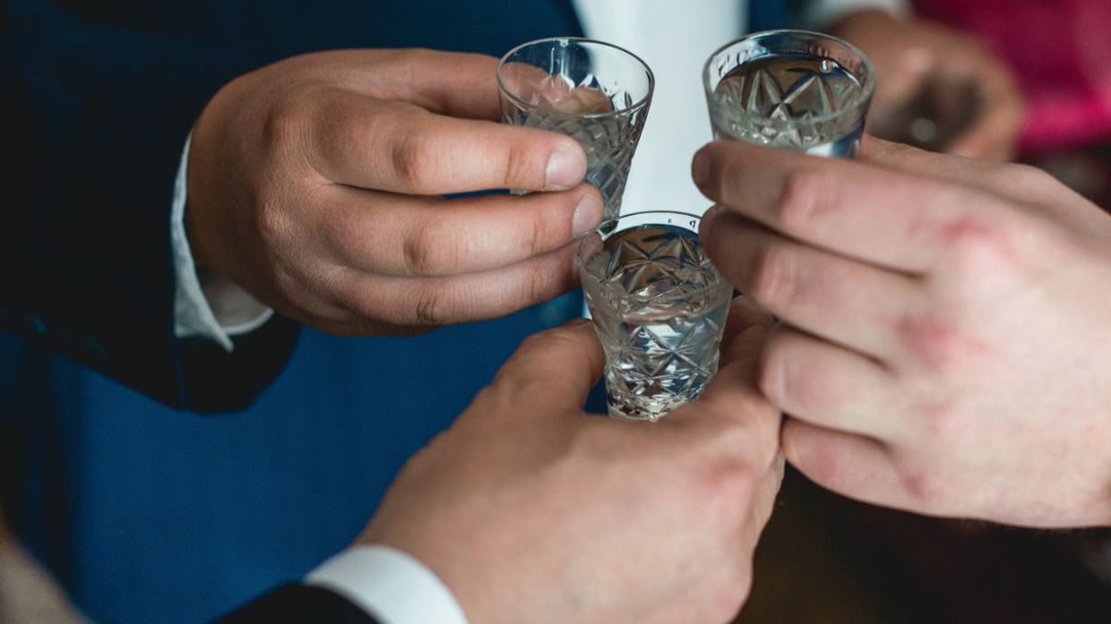 Люди пьют водку