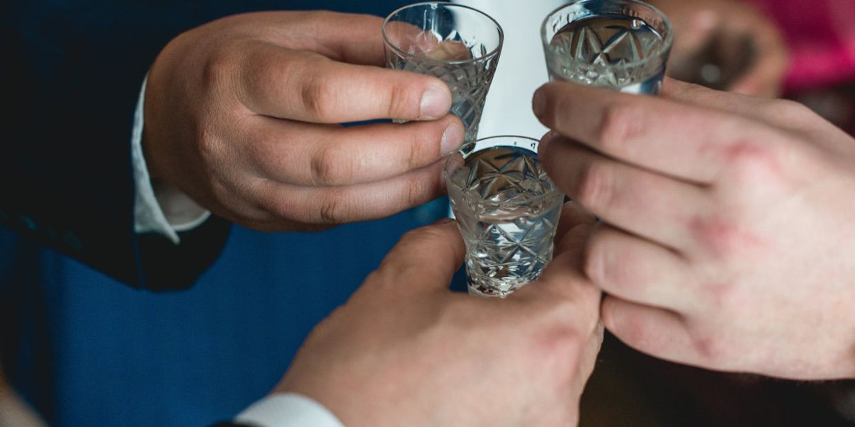 Люди пьют водку Люди пьют водку