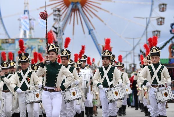 Участники парада во время Октоберфеста в Мюнхене, Германия