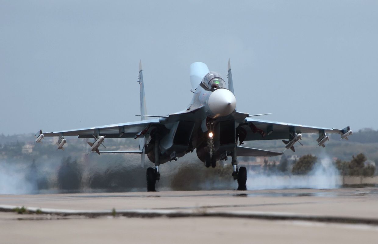 Российский самолет Су-30 совершает посадку на авиабазе Хмеймим в Сирии