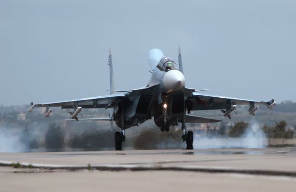 Российский самолет Су-30 совершает посадку на авиабазе Хмеймим в Сирии