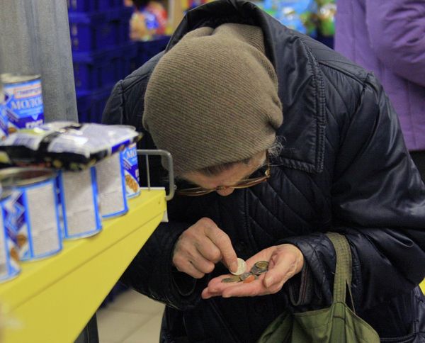Пожилые люди делают покупки в магазине