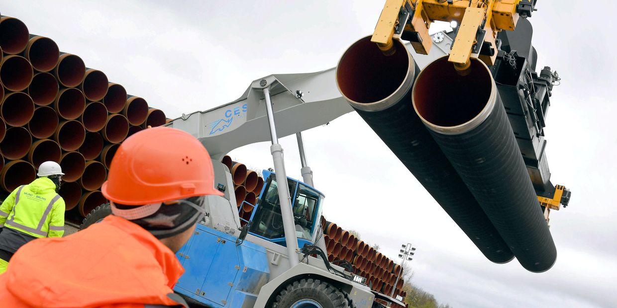 Трубы для строительства газопровода Северный поток 2 недалеко от порта Мукран, Германия