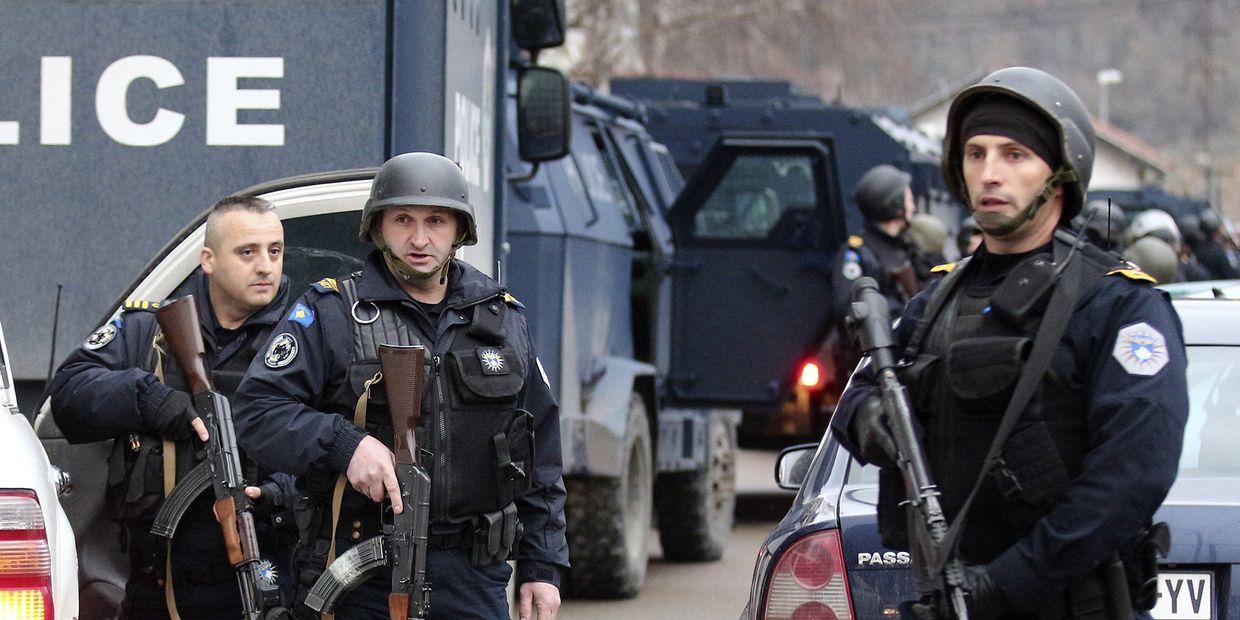 Полиция на блок-посту в сербской части Митровицы